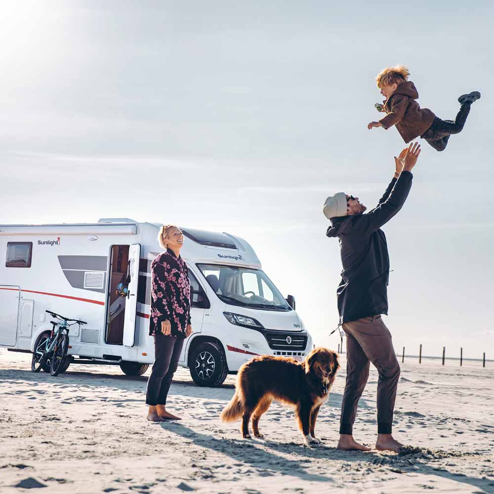 Familie mit Womo am Strand