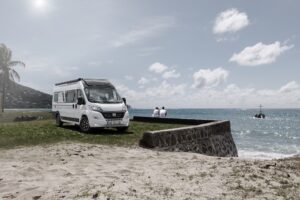 Grundriss Eura Mobil V635 Automatik parkend an Küste