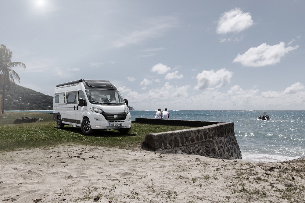 Grundriss Eura Mobil V635 Automatik parkend an Küste